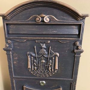 Traditional Rustic metal mailbox NWOB
